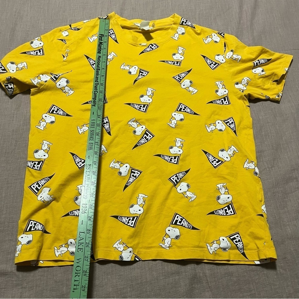 Snoopy Peanuts All over Print Yellow Graphic Tee H&M Size XL Crewneck Cotton - Picture 6 of 6